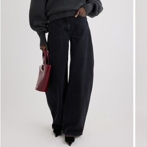 NWT Jacquemus Le De-Nimes Óvalo Barrel Leg Jeans.